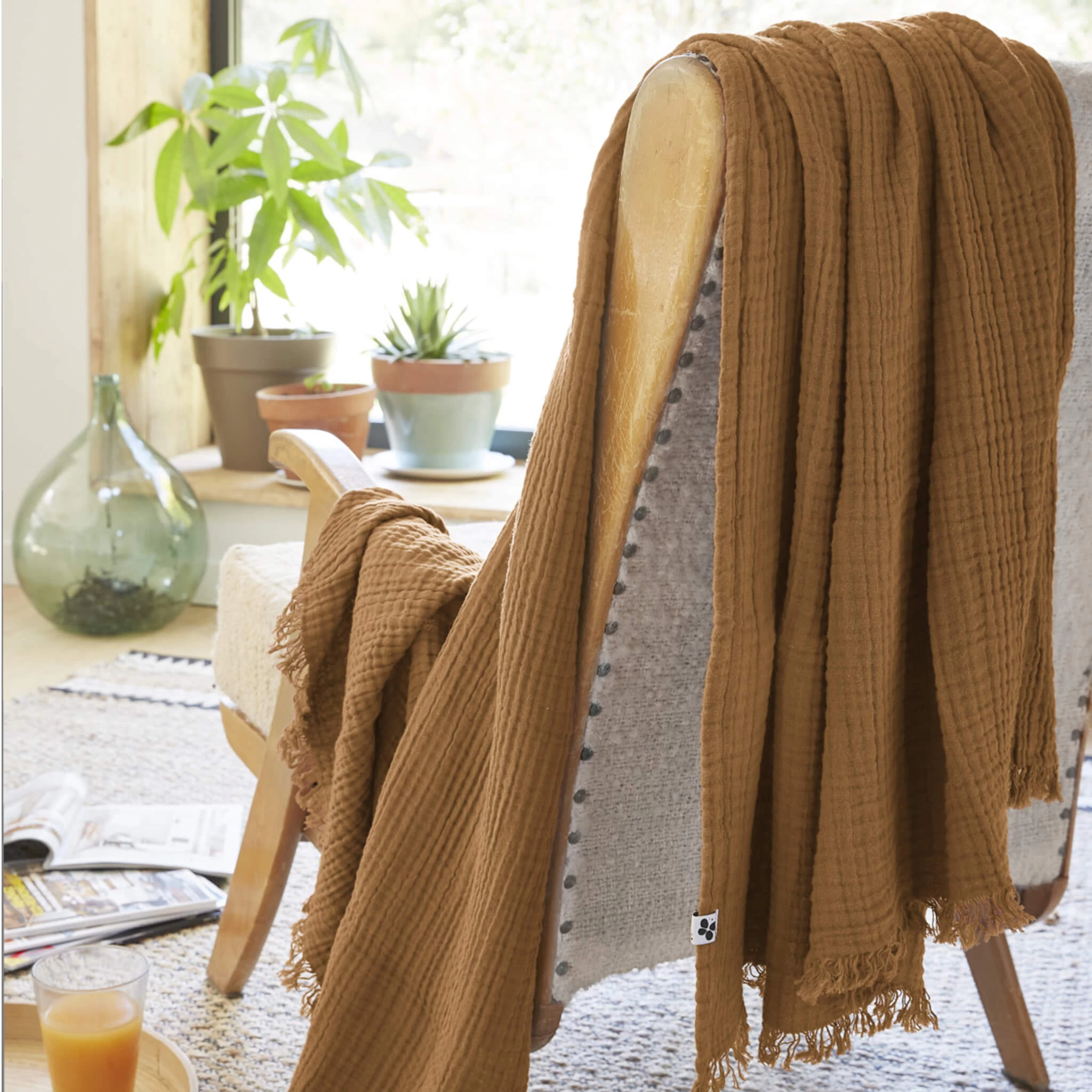 Plaid Gaze De Coton à Franges Marron – Image 4