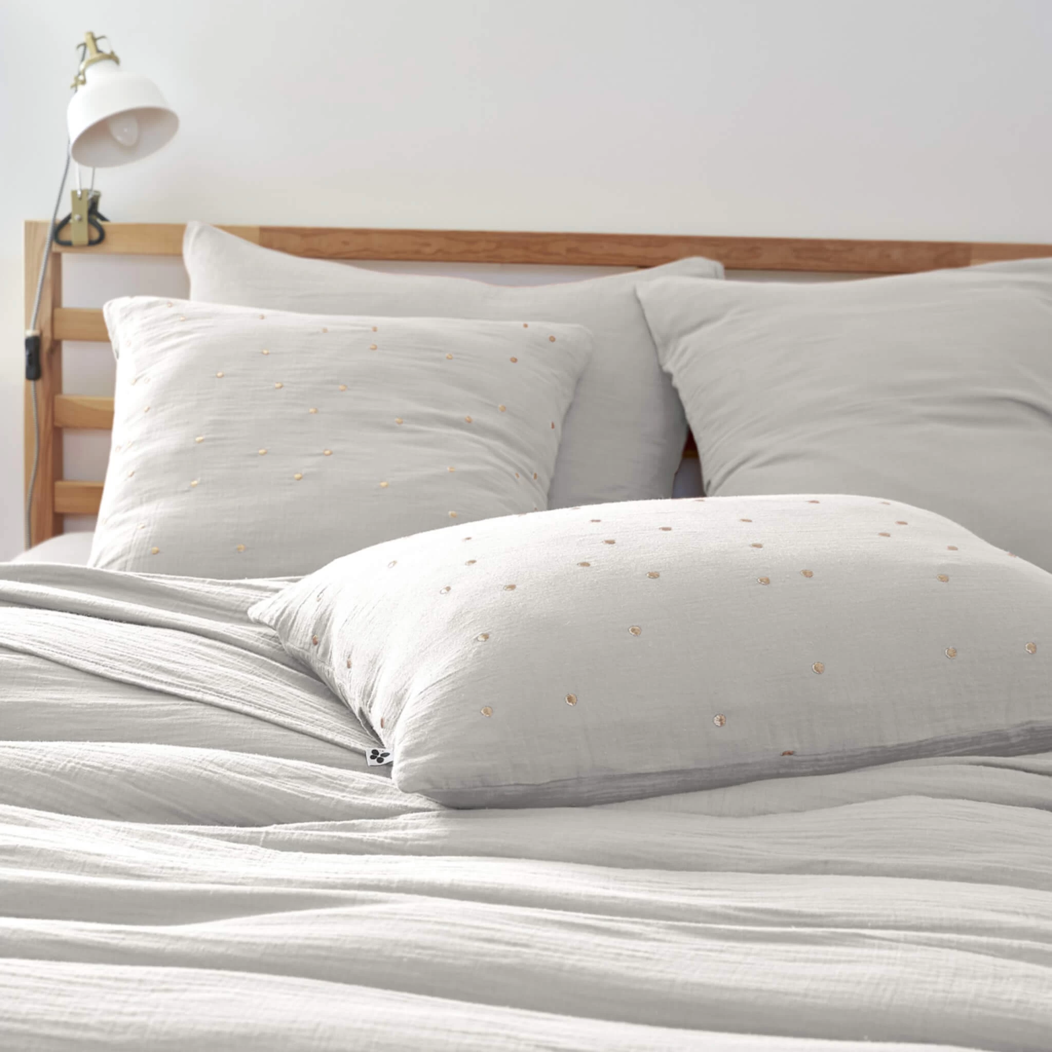 Taie D'oreiller à Pois Brodés Double Gaze De Coton Gris – Image 3