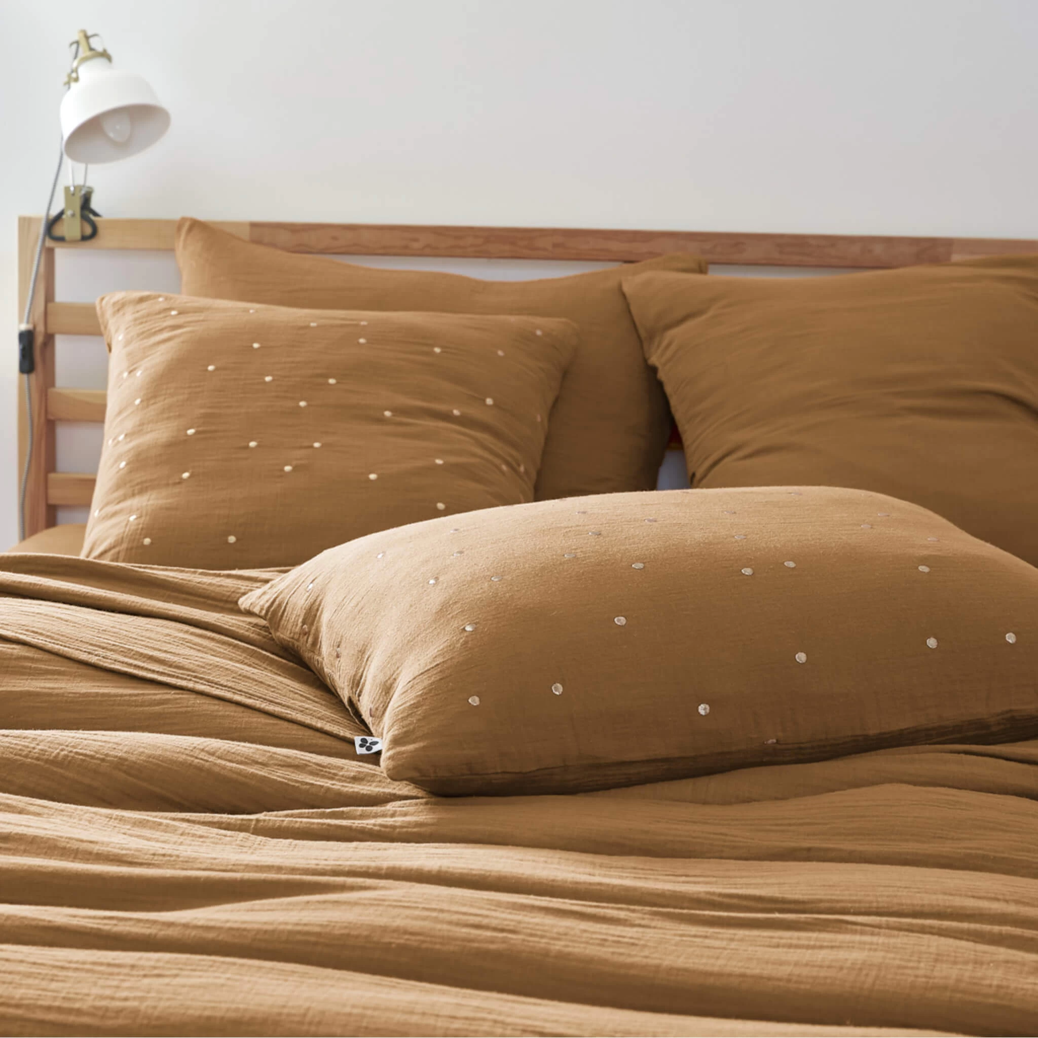 Taie D'oreiller à Pois Brodés Double Gaze De Coton Marron – Image 3